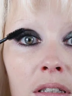 Master False Eyelashes: Your 2025 DE Tutorial - Cover Image