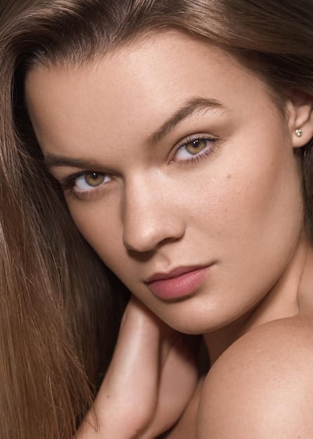 The Secret to Glowing Skin: Highlighting & Strobing in 2025